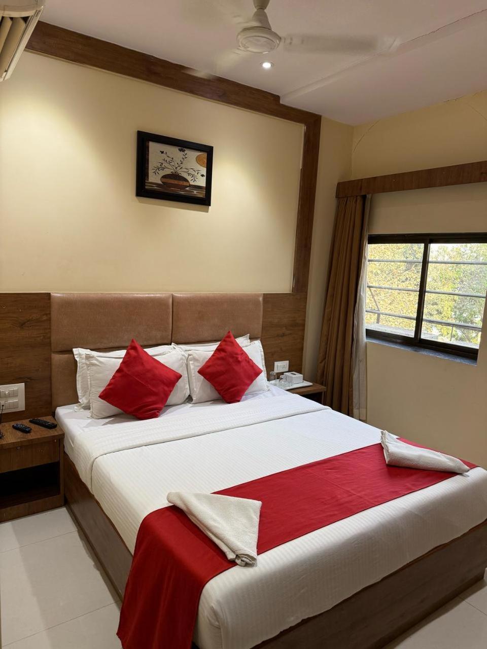 Palm Breeze Hotel - Colaba Мумбаи Экстерьер фото