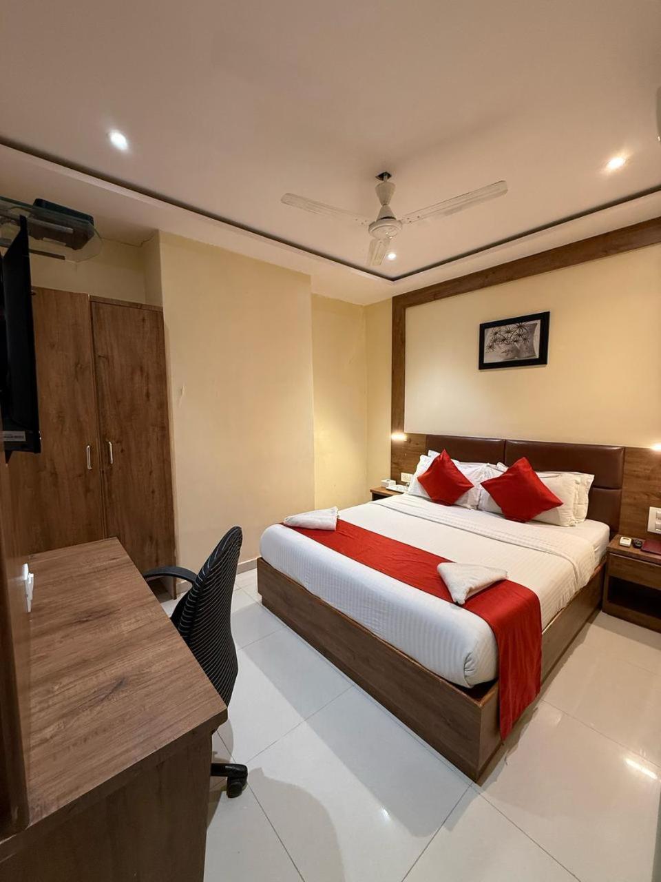 Palm Breeze Hotel - Colaba Мумбаи Экстерьер фото
