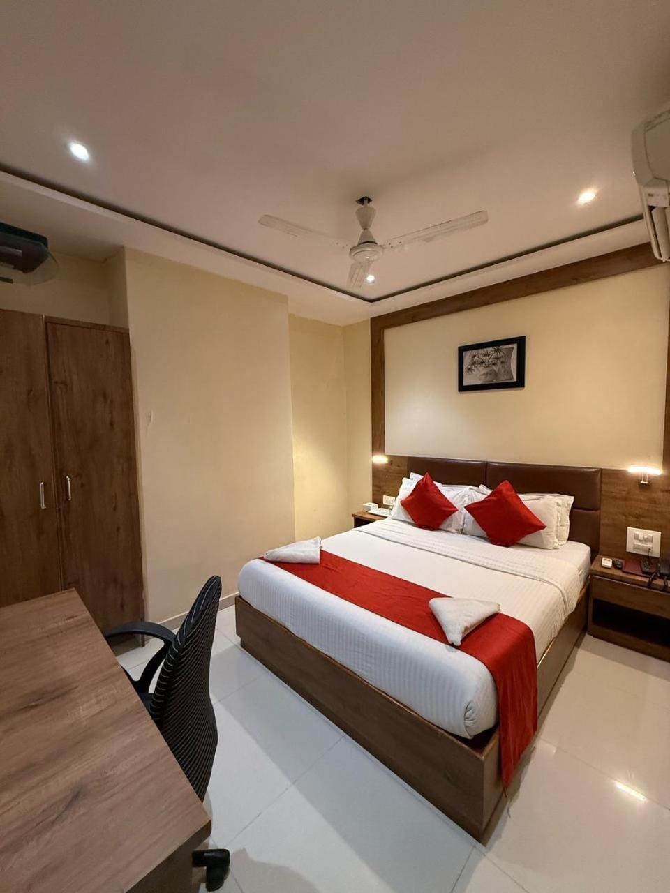 Palm Breeze Hotel - Colaba Мумбаи Экстерьер фото