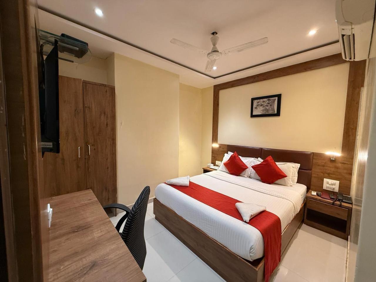 Palm Breeze Hotel - Colaba Мумбаи Экстерьер фото