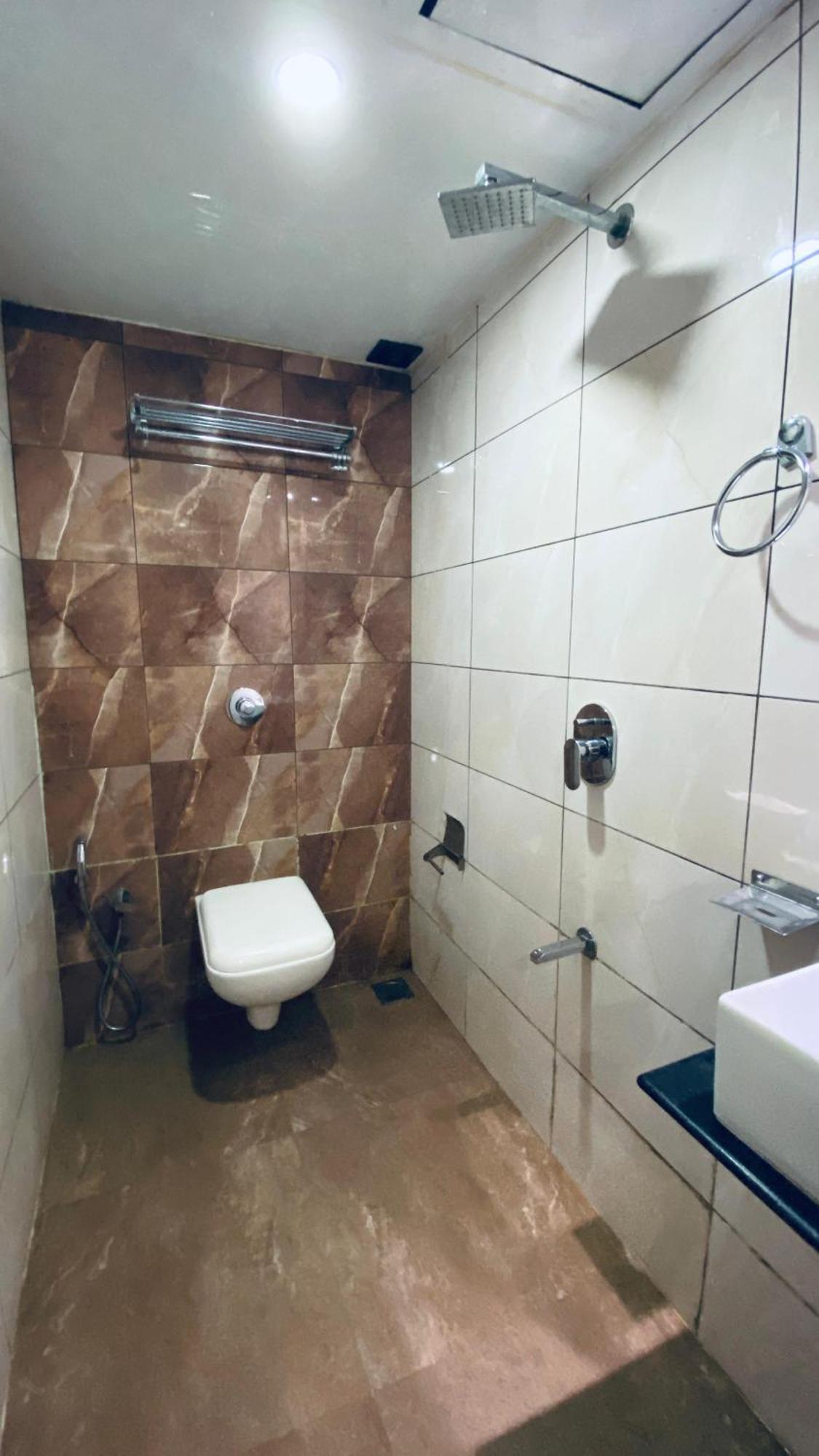 Palm Breeze Hotel - Colaba Мумбаи Экстерьер фото