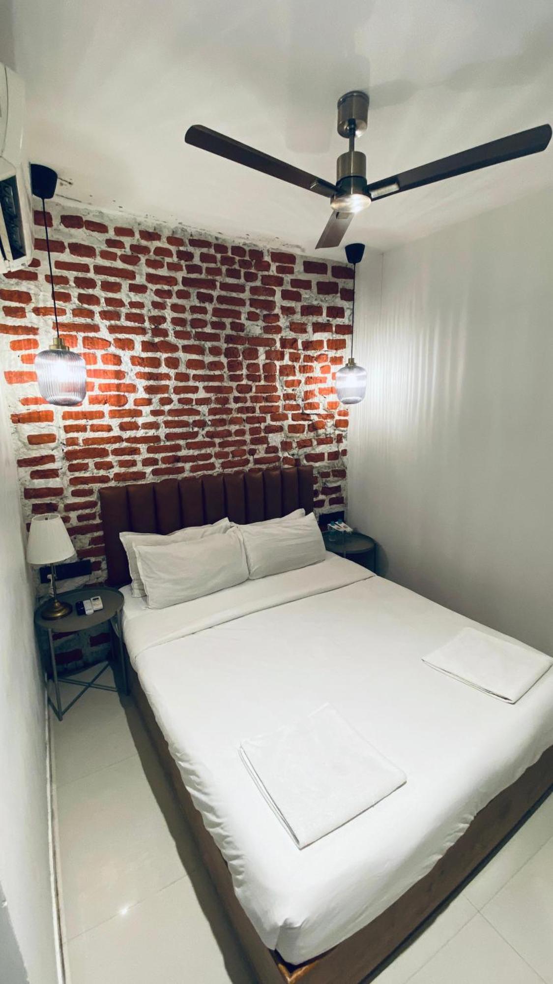 Palm Breeze Hotel - Colaba Мумбаи Экстерьер фото