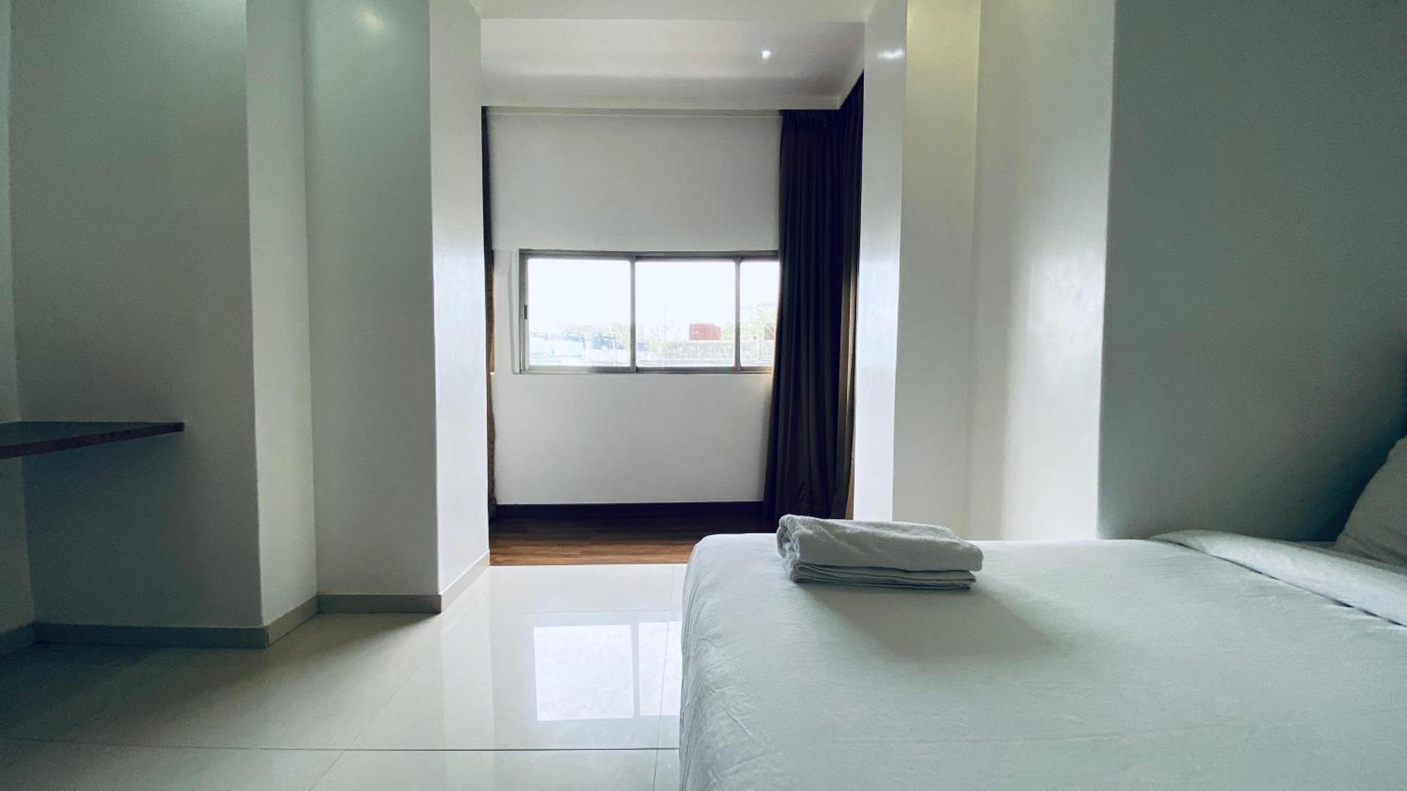 Palm Breeze Hotel - Colaba Мумбаи Экстерьер фото