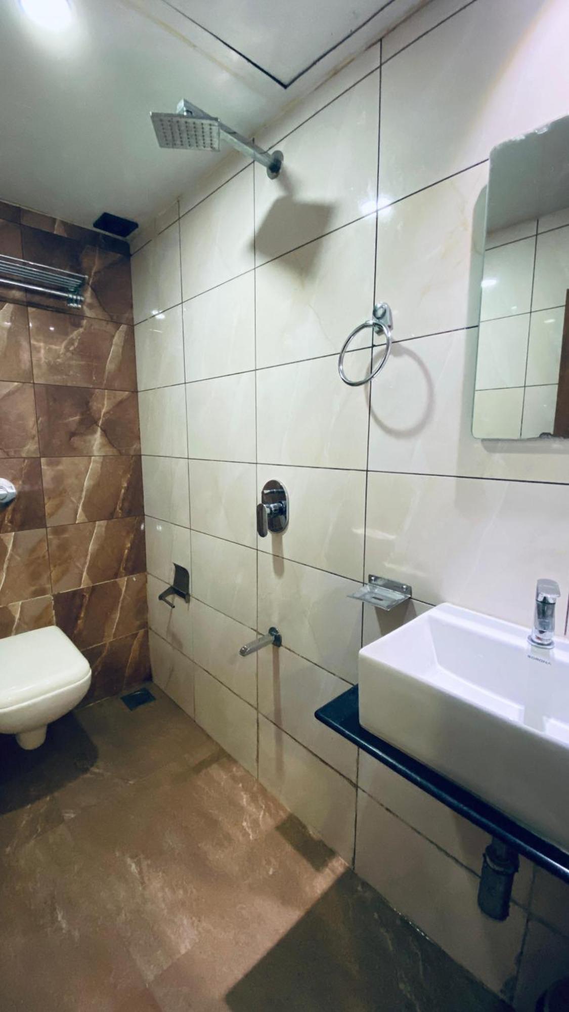 Palm Breeze Hotel - Colaba Мумбаи Экстерьер фото