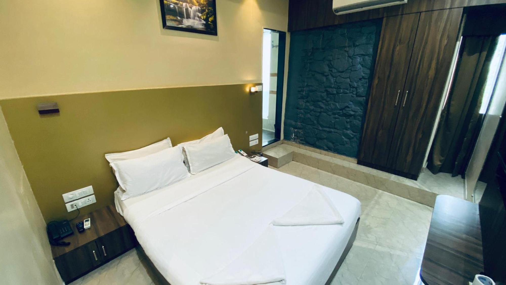 Palm Breeze Hotel - Colaba Мумбаи Экстерьер фото