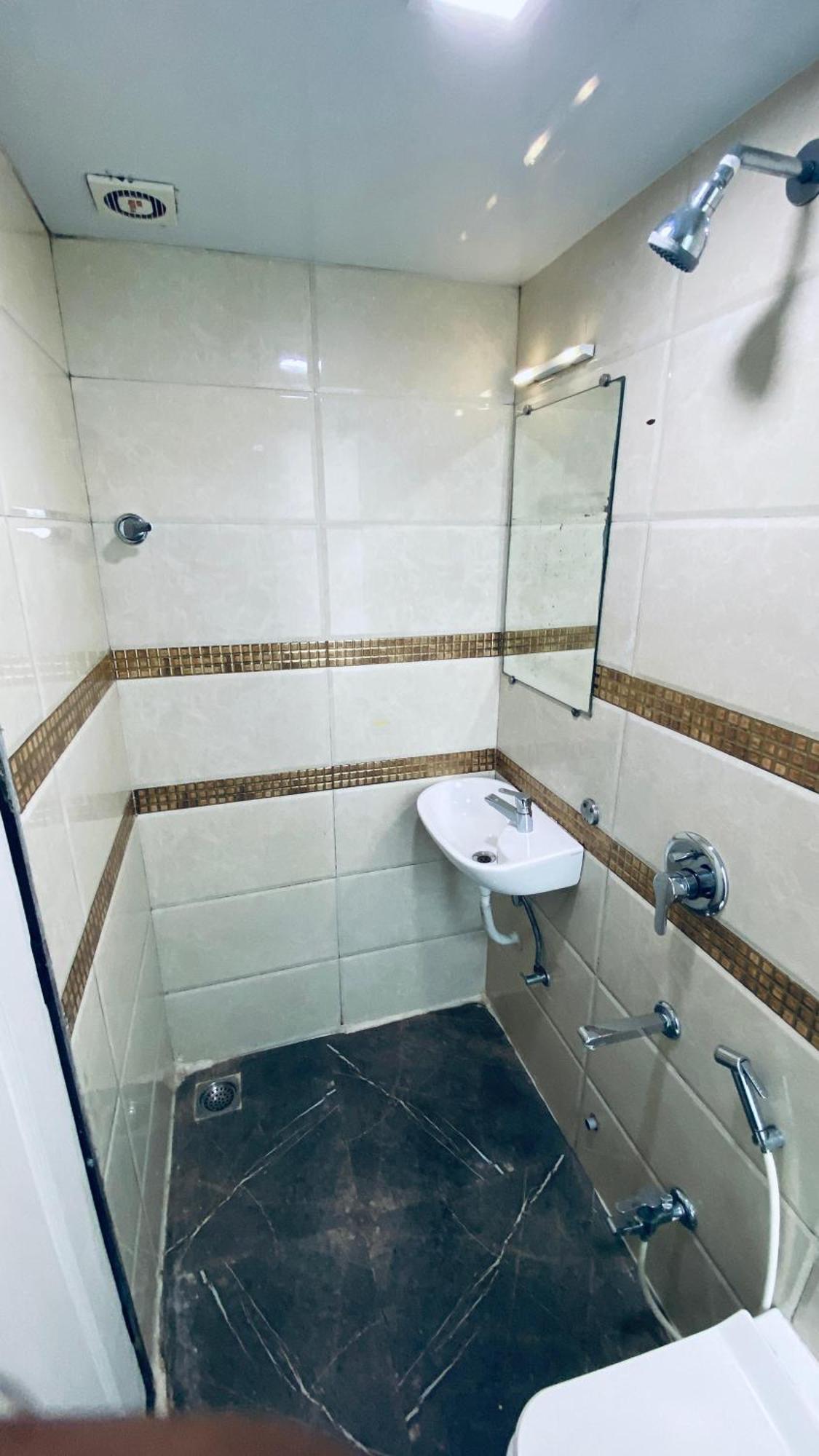 Palm Breeze Hotel - Colaba Мумбаи Экстерьер фото